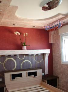 IRIS-DECOR Все виды ремонтных работ с применением эксклюзивных материалов. Керамика, гевес, инсталяция Лепнина, карнизы. Разработка дизайна интерьера, чертёж, смета. Качественное исполнение. Р